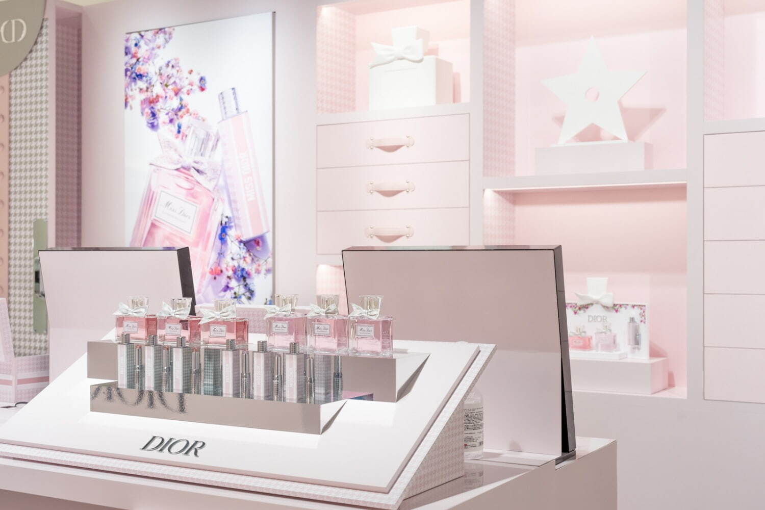 ディオール 魔法のトランク」限定イベントが新宿伊勢丹で、“千鳥格子柄