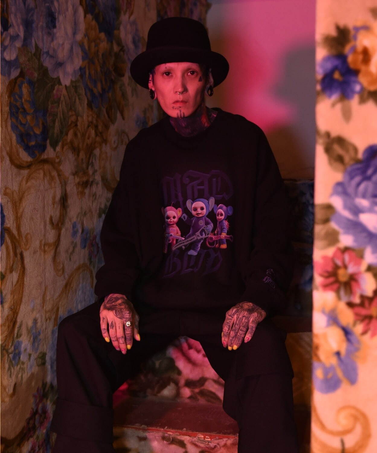 ミルクボーイ×マダラニンゲン、“不思議な生き物”の総柄フーディや