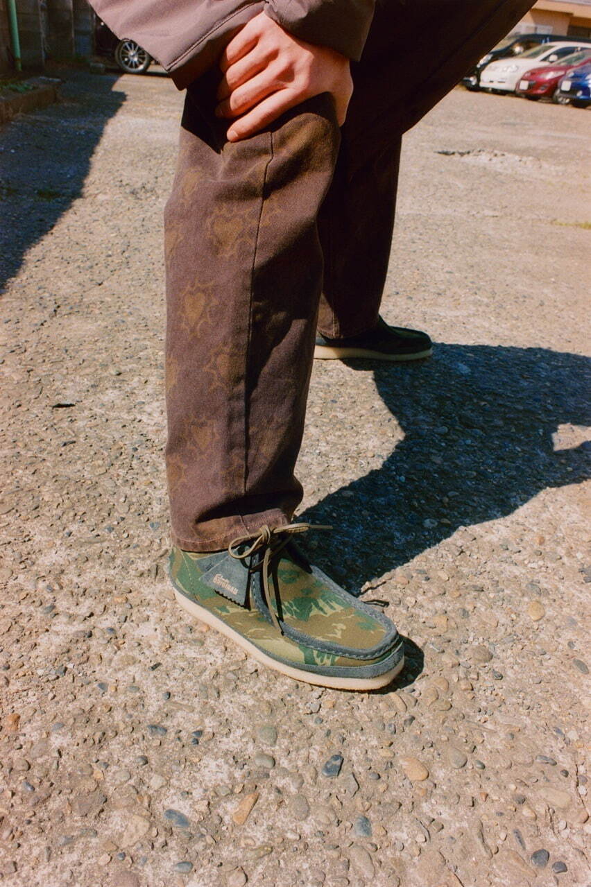 クラークス オリジナルズ24年秋冬、“カモフラ柄×ステッチ”ワラビー