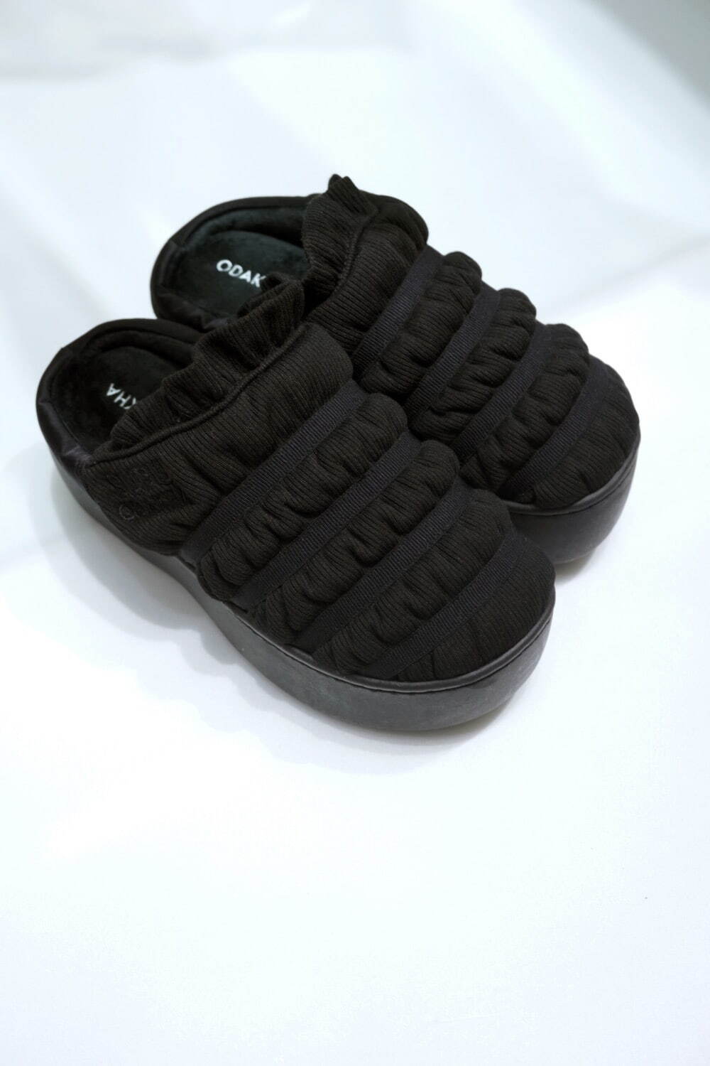 オダカ×スブの厚底サンダル、“ギャザー＆フレアーニット”着想のリボン