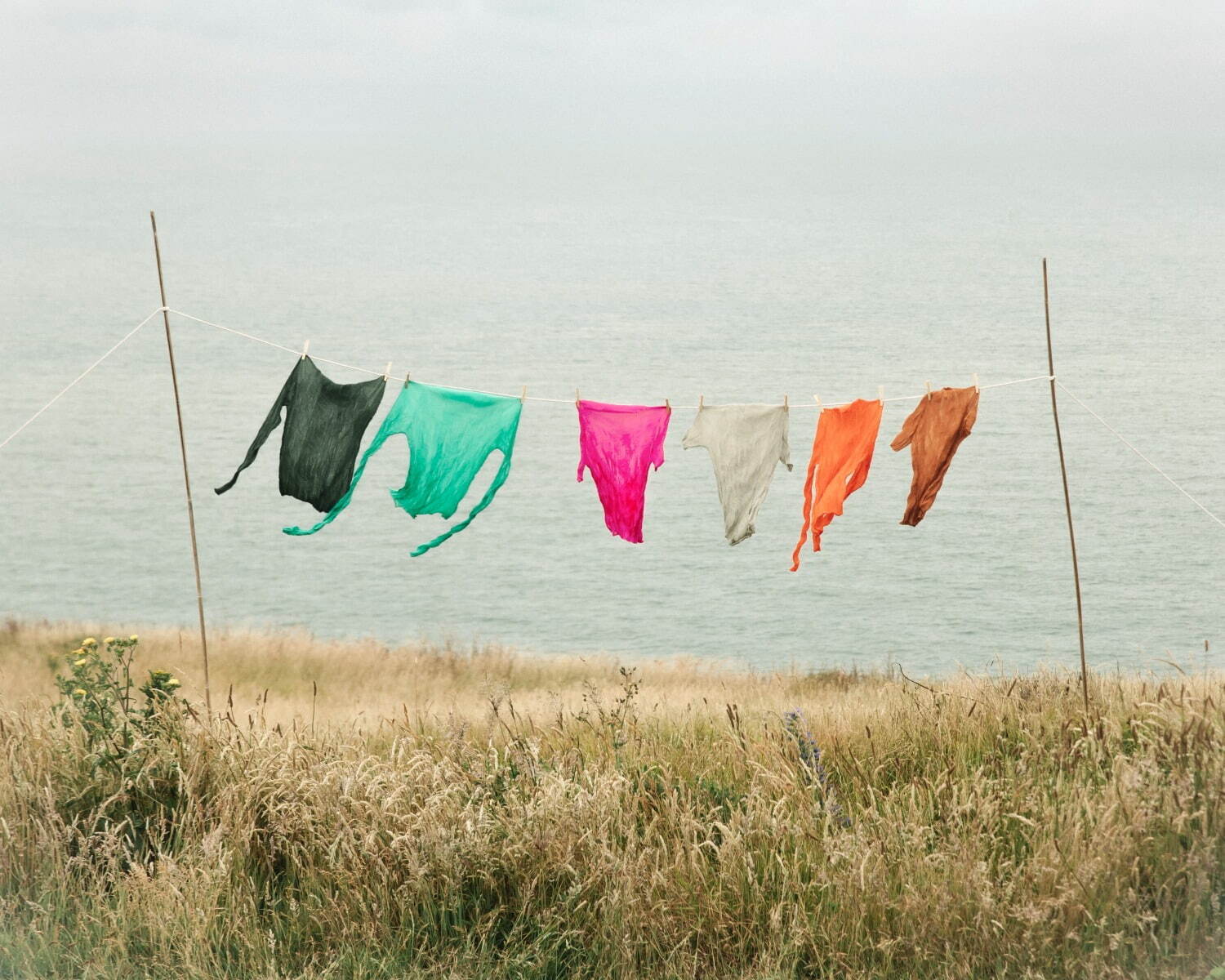 イッセイ ミヤケの“プリーツ＆ツイスト加工”ハイネックトップス