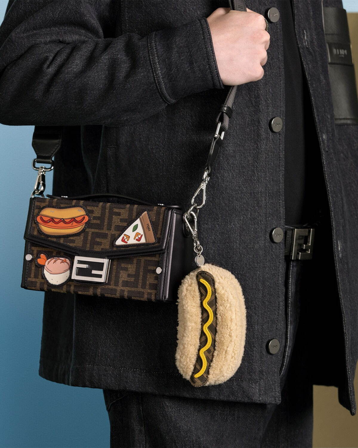 フェンディ24年クリスマス“おにぎり”バッグが登場、ホットドッグの