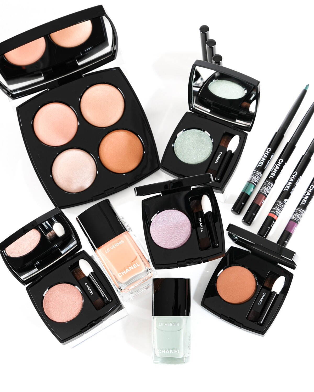 シャネル2025年春コスメ「パステルカラー」のアイシャドウ＆サテン質感