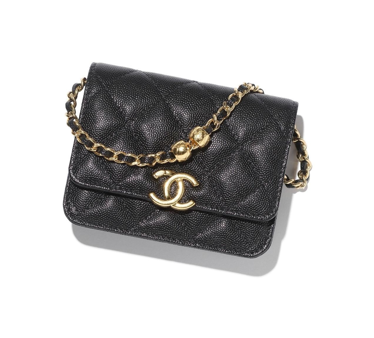 シャネル「ダブルC」輝くチェーン付きクラッチ、柔らかなキルティング