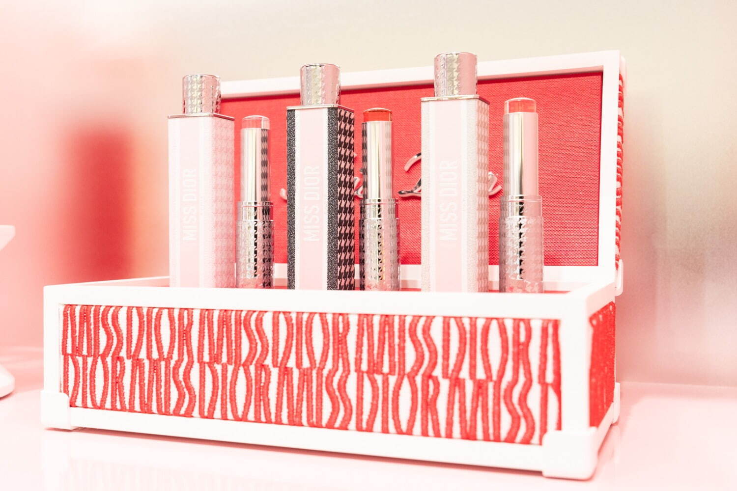 ディオール春イベント「リップ グロウ」の世界、“花”イメージ伊勢丹