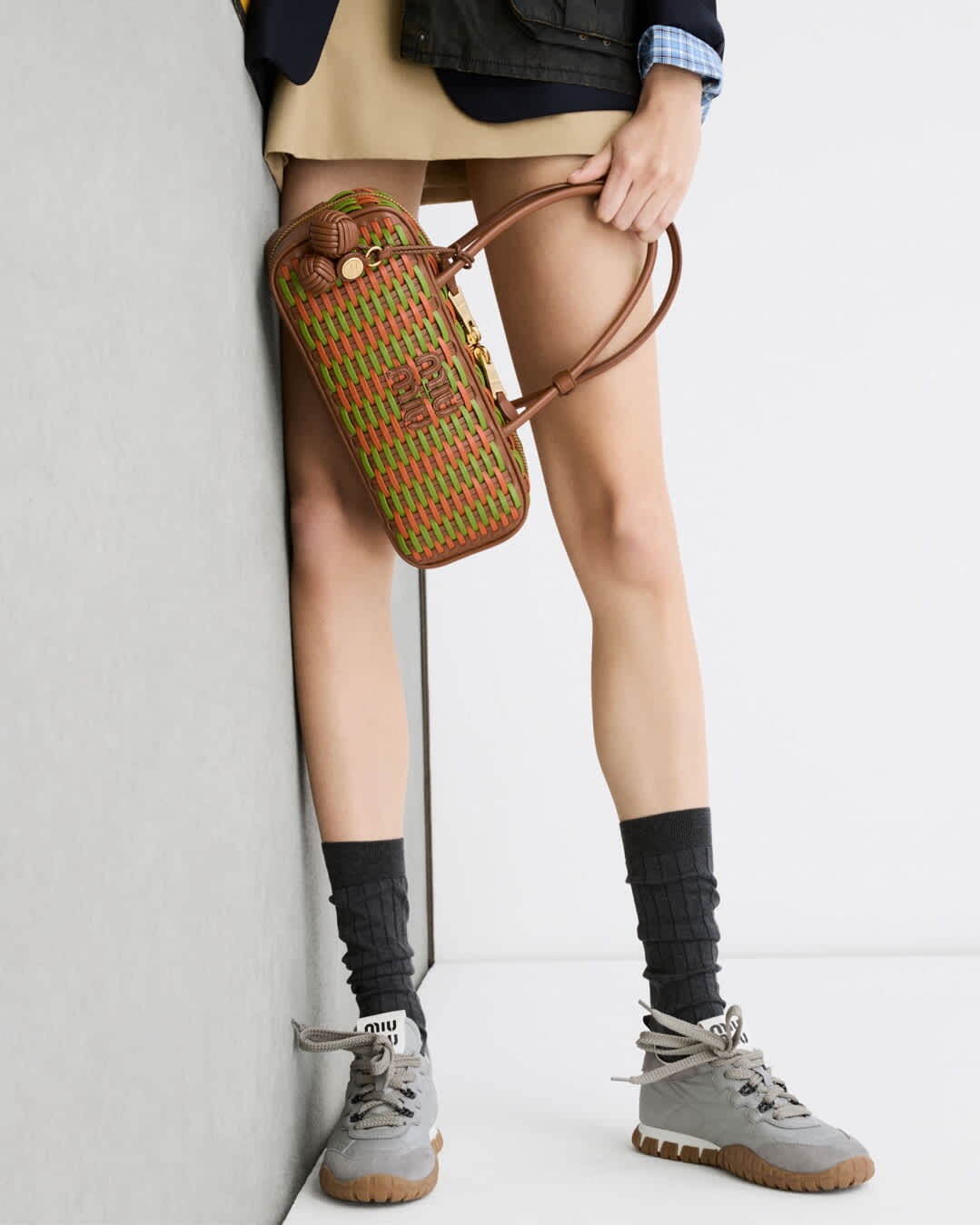 ミュウミュウ“カラフルレザー”の編み込みバッグ＆ホワイトパイピングの