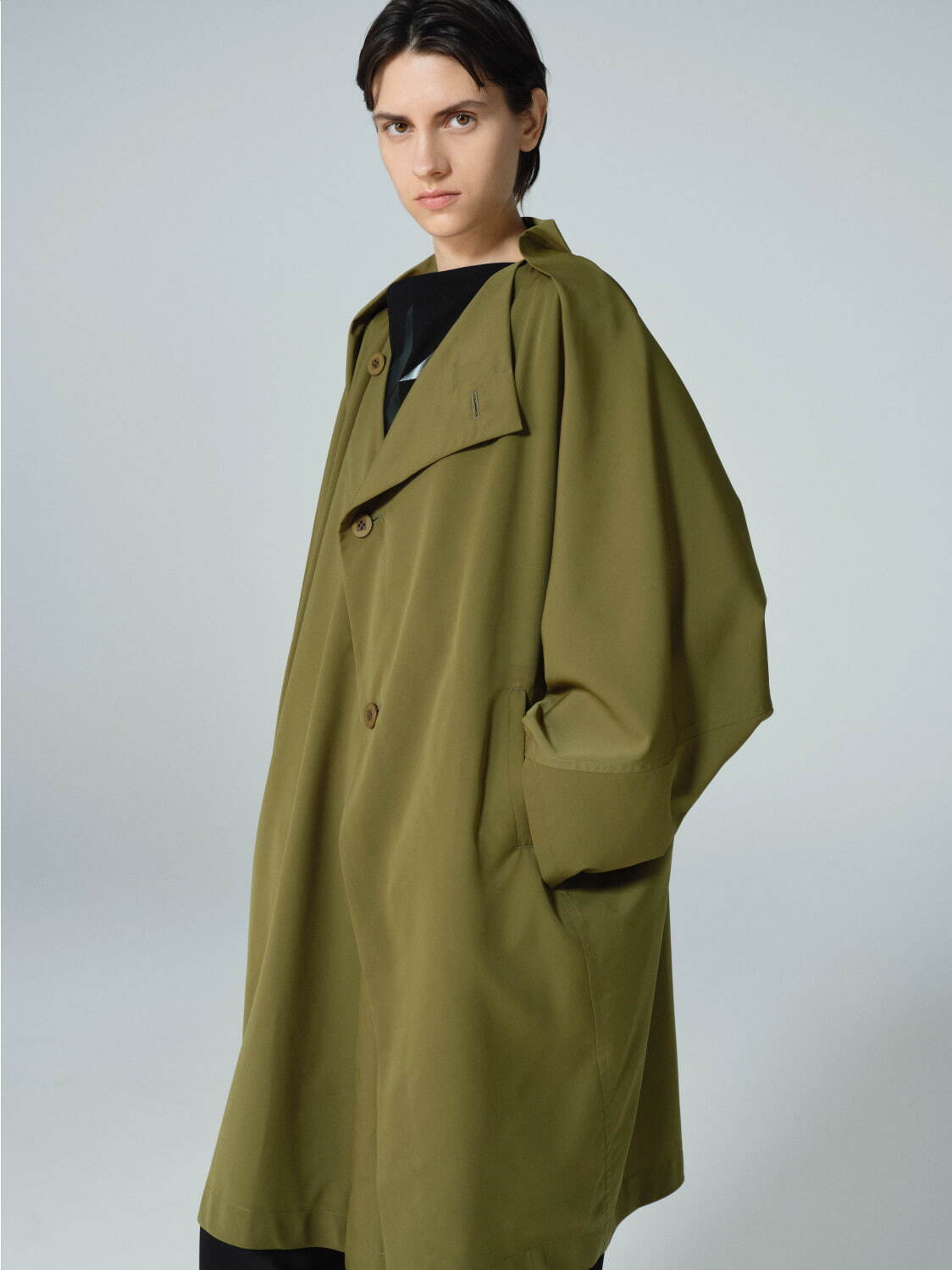 132 5. イッセイ ミヤケ、“一枚の布”で体を包むようなコート＆ゆったり