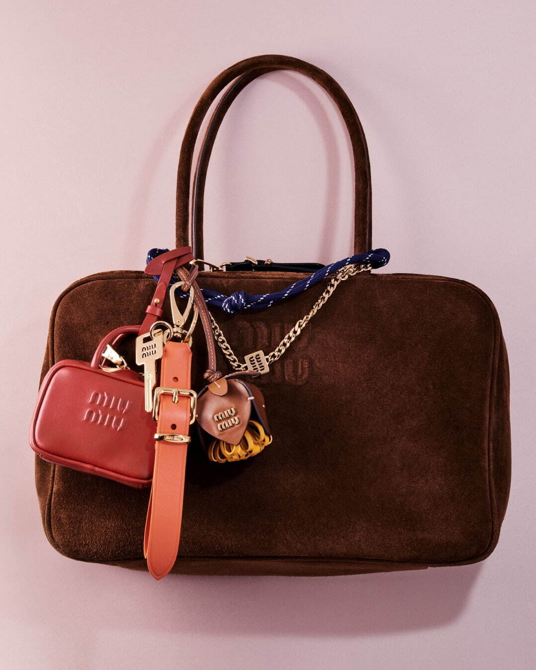 ミュウミュウのアイコンバッグ「アルカディ」スエードの新作、マイクロ