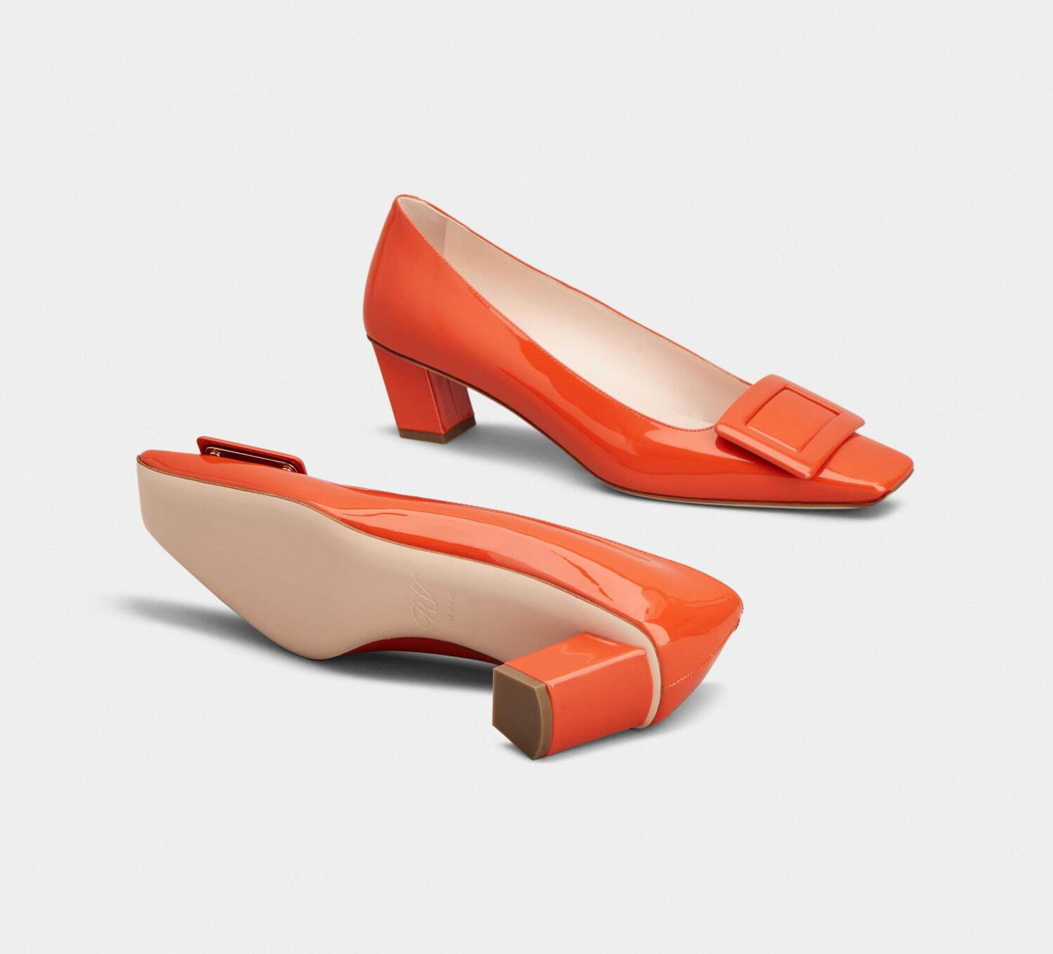 ロジェ ヴィヴィエ24年秋冬シューズ、きらめくボタン付きストラップの