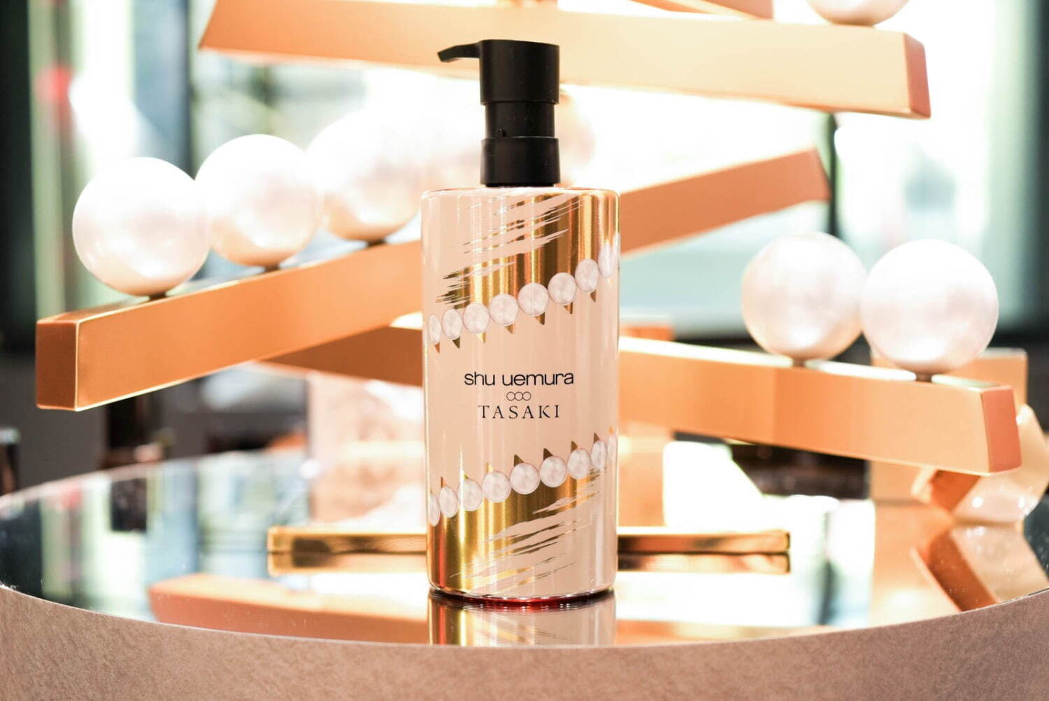 シュウ ウエムラ × TASAKIの24年クリスマスコスメ、パールストラップ