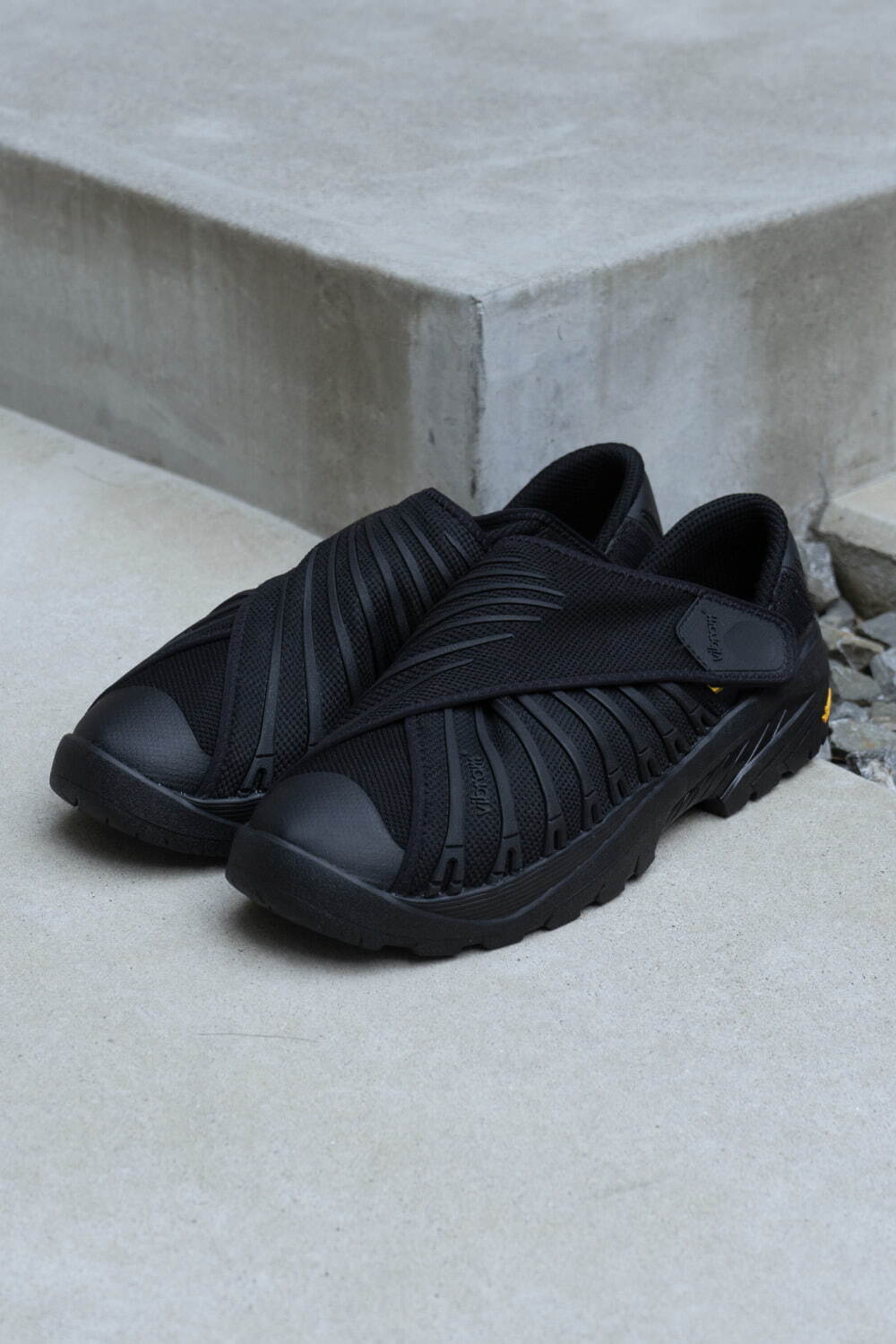 レインメーカーの“風呂敷”着想スニーカー、甲を包み込むクロスベルトの