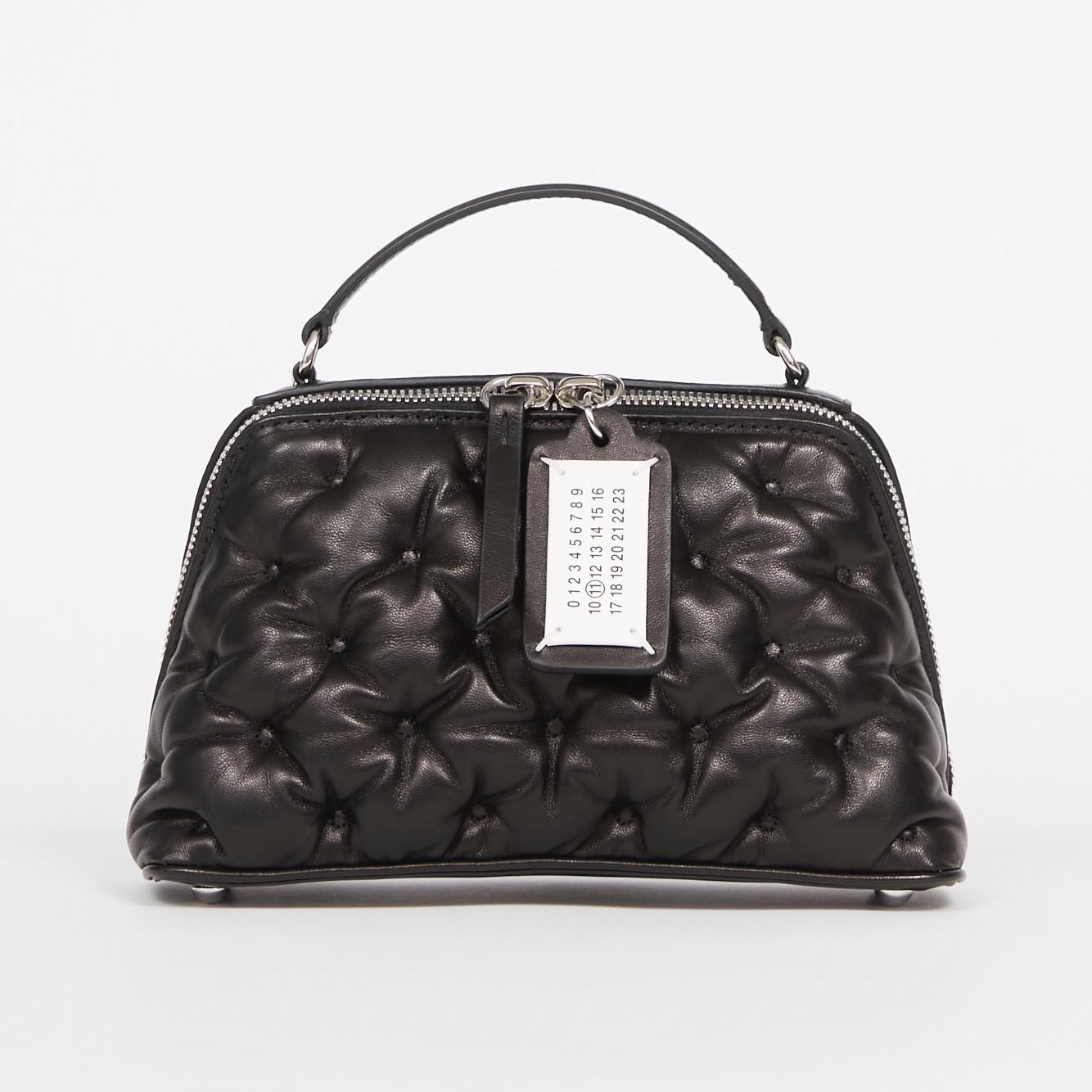 メゾン マルジェラ“雲型フォルム”のバッグ「グラム スラム」刺繍入り