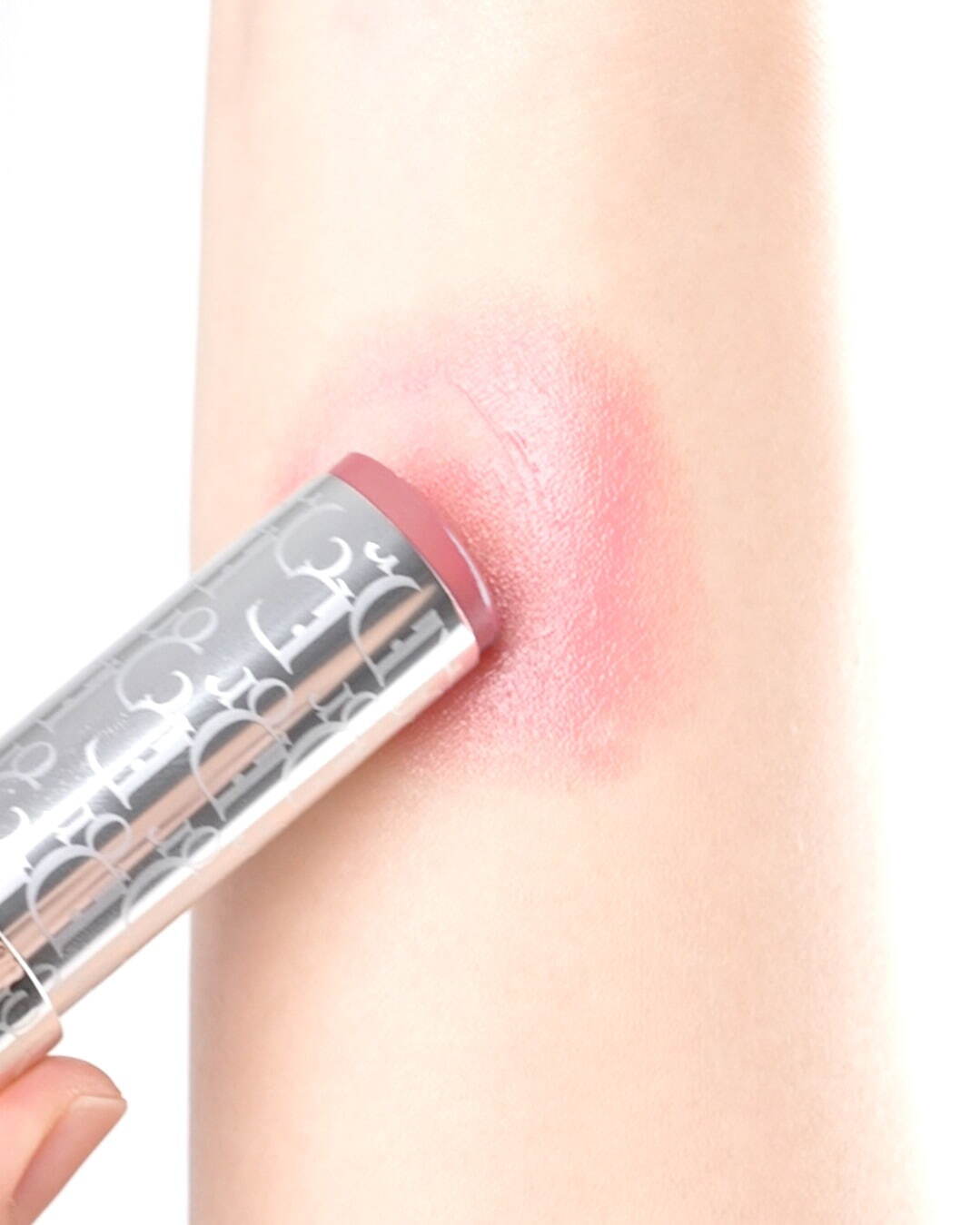 ディオール2025年秋コスメ、“色が変わる”スティック型チーク「ロージー