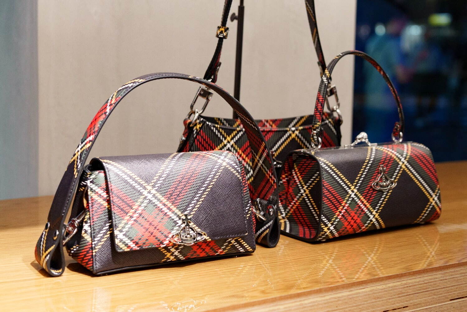 ヴィヴィアン・ウエストウッド、“秋色タータンチェック”のバッグ
