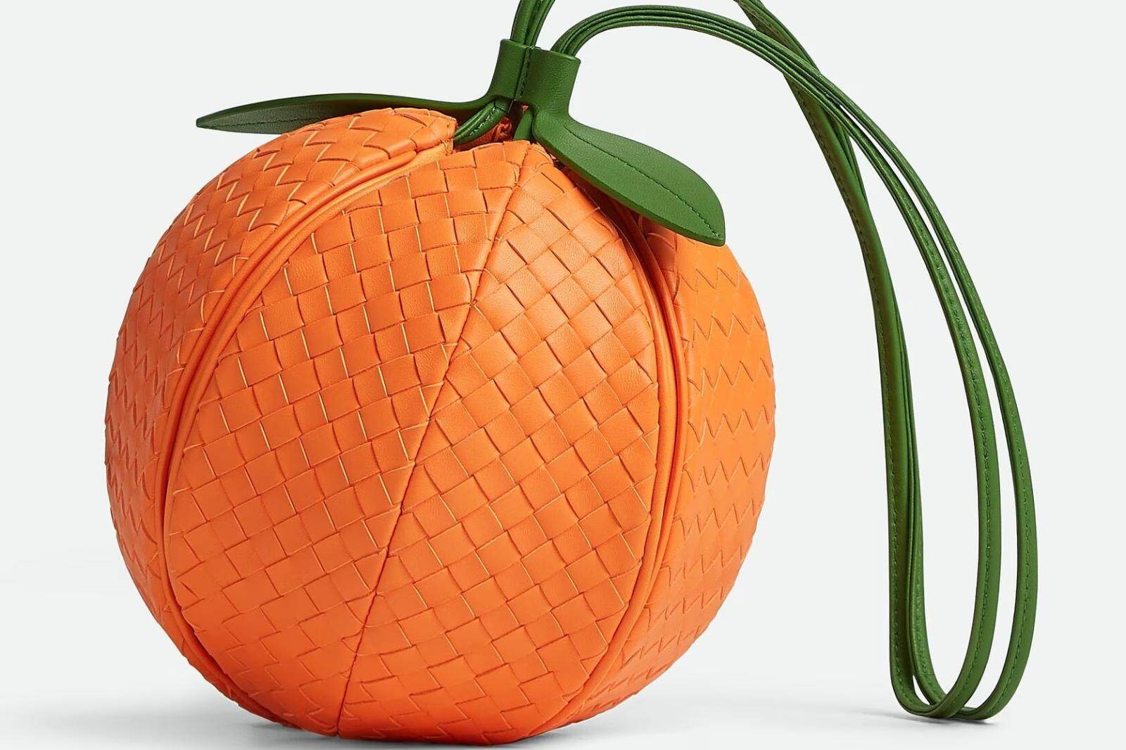 ボッテガ・ヴェネタ“オレンジをカットできる!?”レザーポーチ＆苺