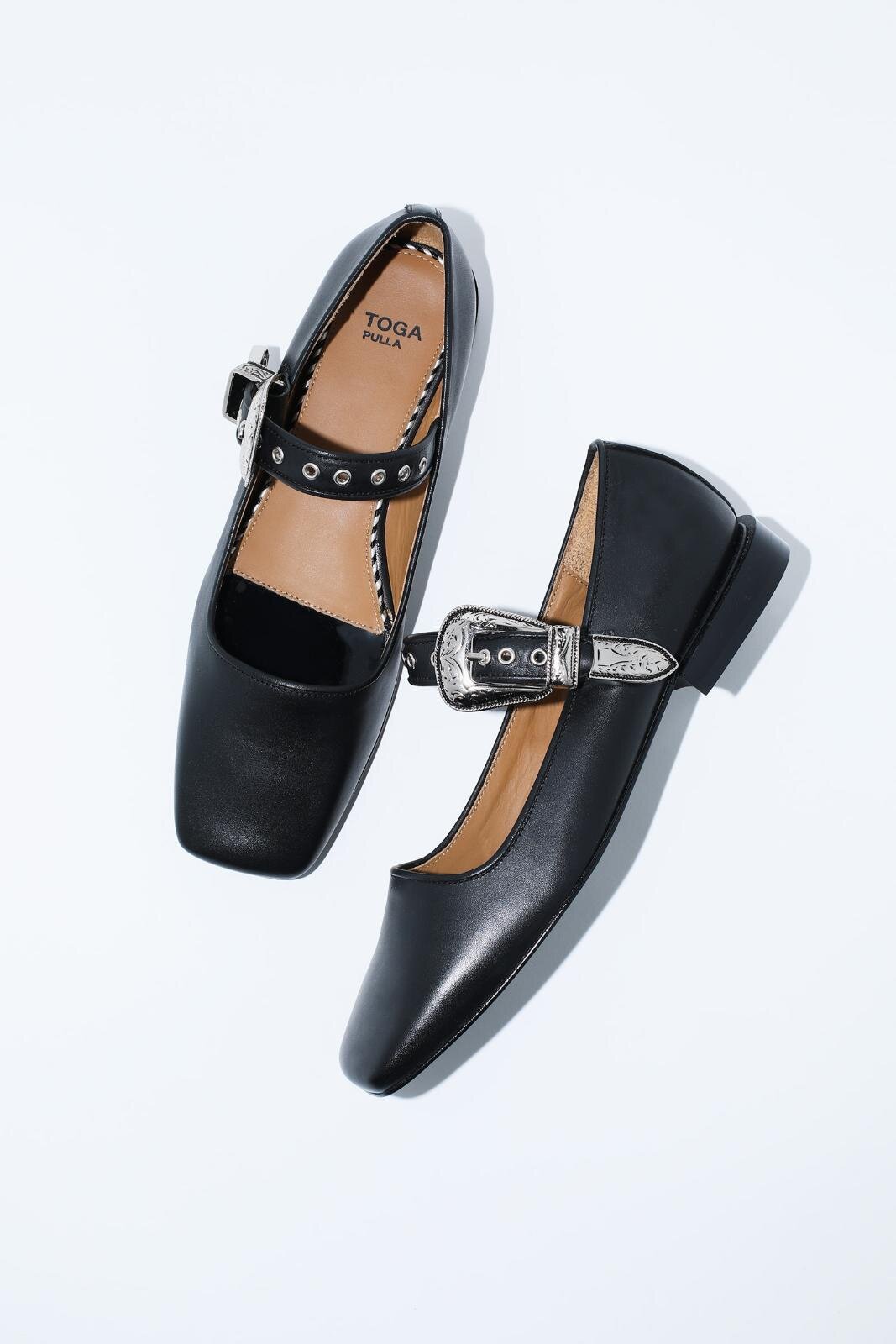 トーガ プルラ シュー25年秋冬、”ウエスタン調”メタルバックルのバレエ