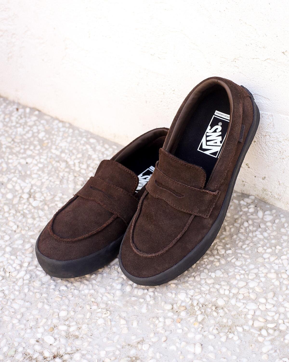 Vans“スエード”のスケートローファー、ブラウンやベージュのシックな