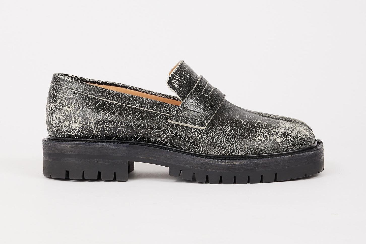 メゾン マルジェラの「タビ」シューズ、ひび割れレザーのローファー