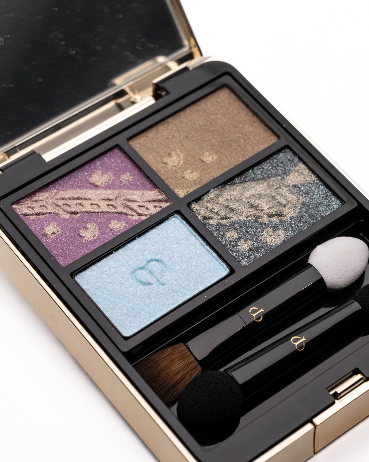 クレ・ド・ポー ボーテ25年クリスマスコスメ、“孔雀の羽”カラーの限定