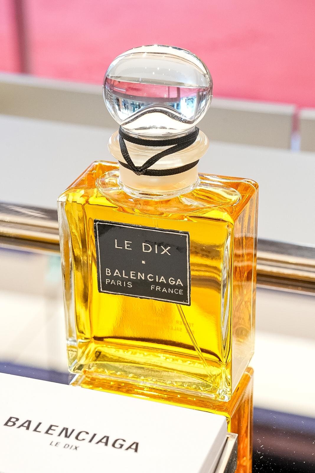 バレンシアガ10種のフレグランスコレクションを発表、メゾン初の香水を