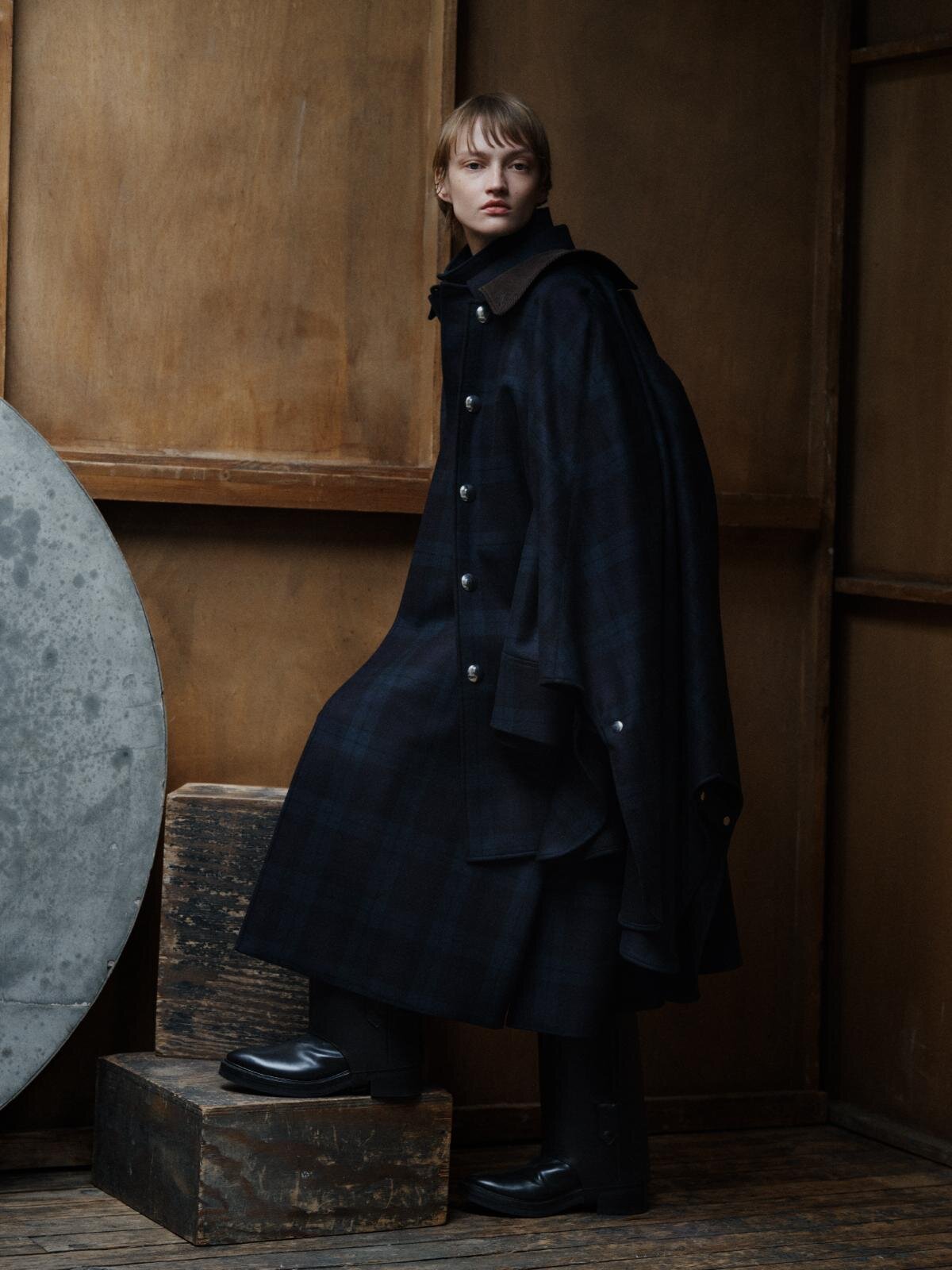 ザ・リラクス“英国ウールメルトン”のチェック柄アウター、ドレスのよう