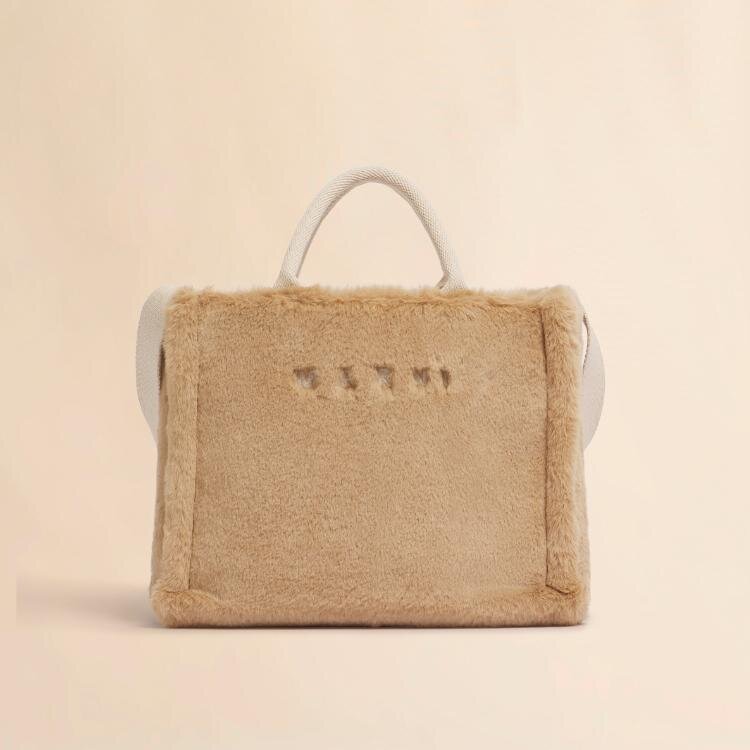 マルニ“ふわもこ”シアリングのバイカラーミニバッグ、ロゴ入り“くすみ