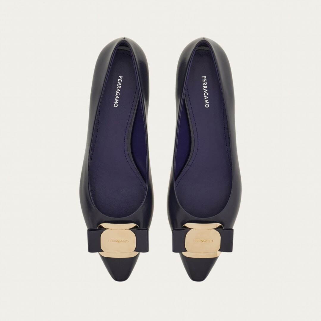フェラガモ“リボン華やぐ”ストラップ付きバレリーナシューズ、春色