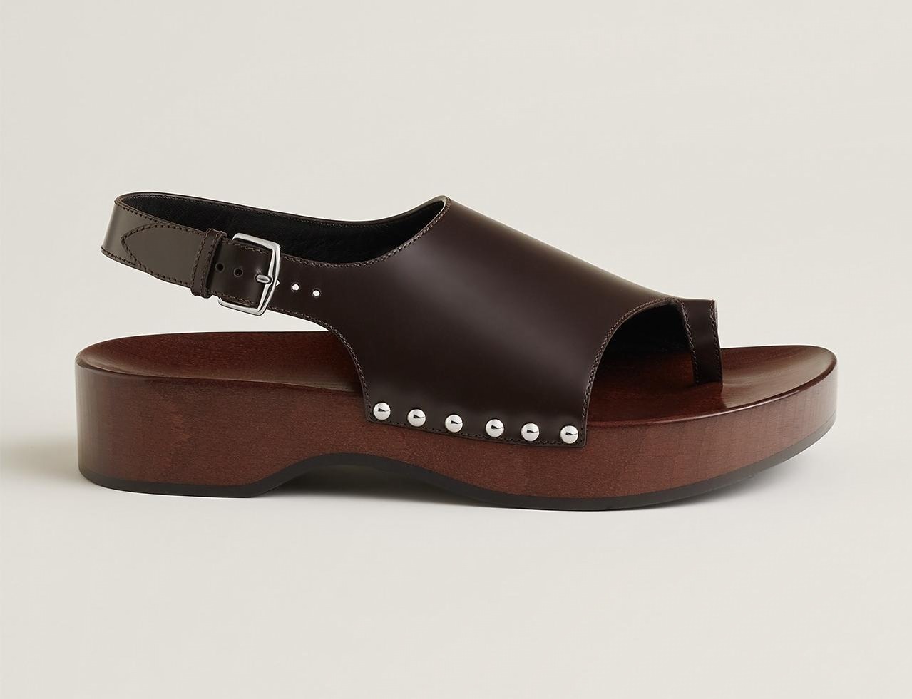 エルメス25年春夏ウィメンズサンダル、バックル輝くレザーサンダルや