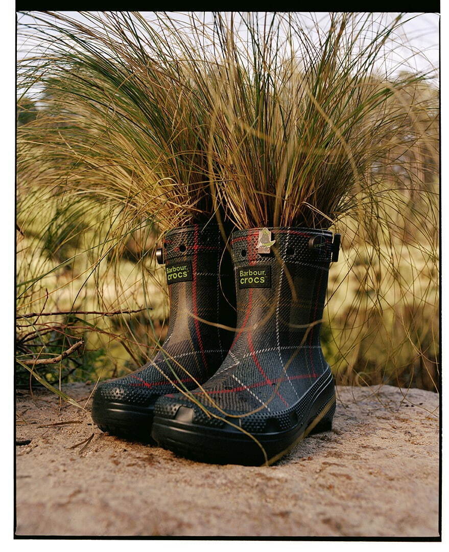 バブアー×クロックス、“タータンチェック柄”クロッグサンダルや