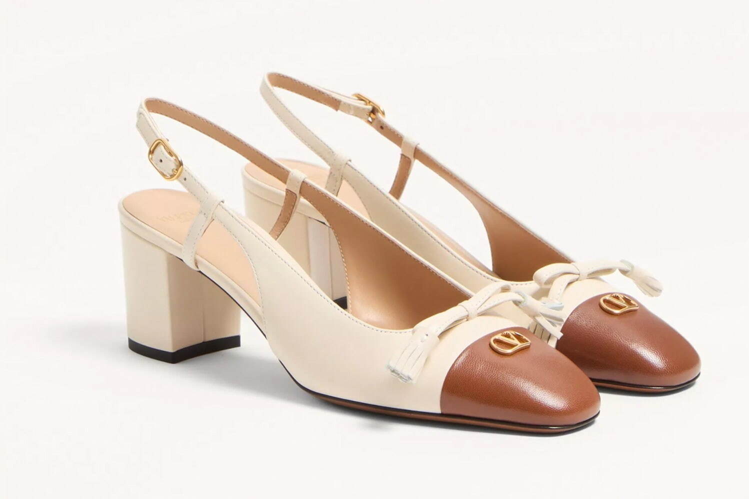 ヴァレンティノ ガラヴァーニ25年秋シューズ、“リボンタッセル付き