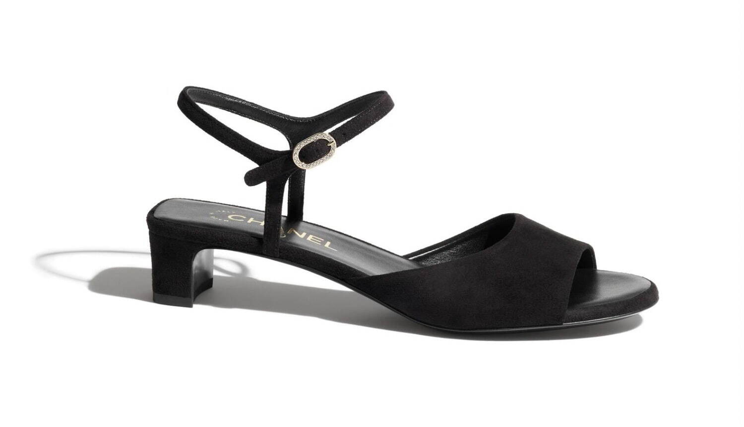 シャネル ココ ビーチ」マットブラックのストラップサンダルや“ダブルC