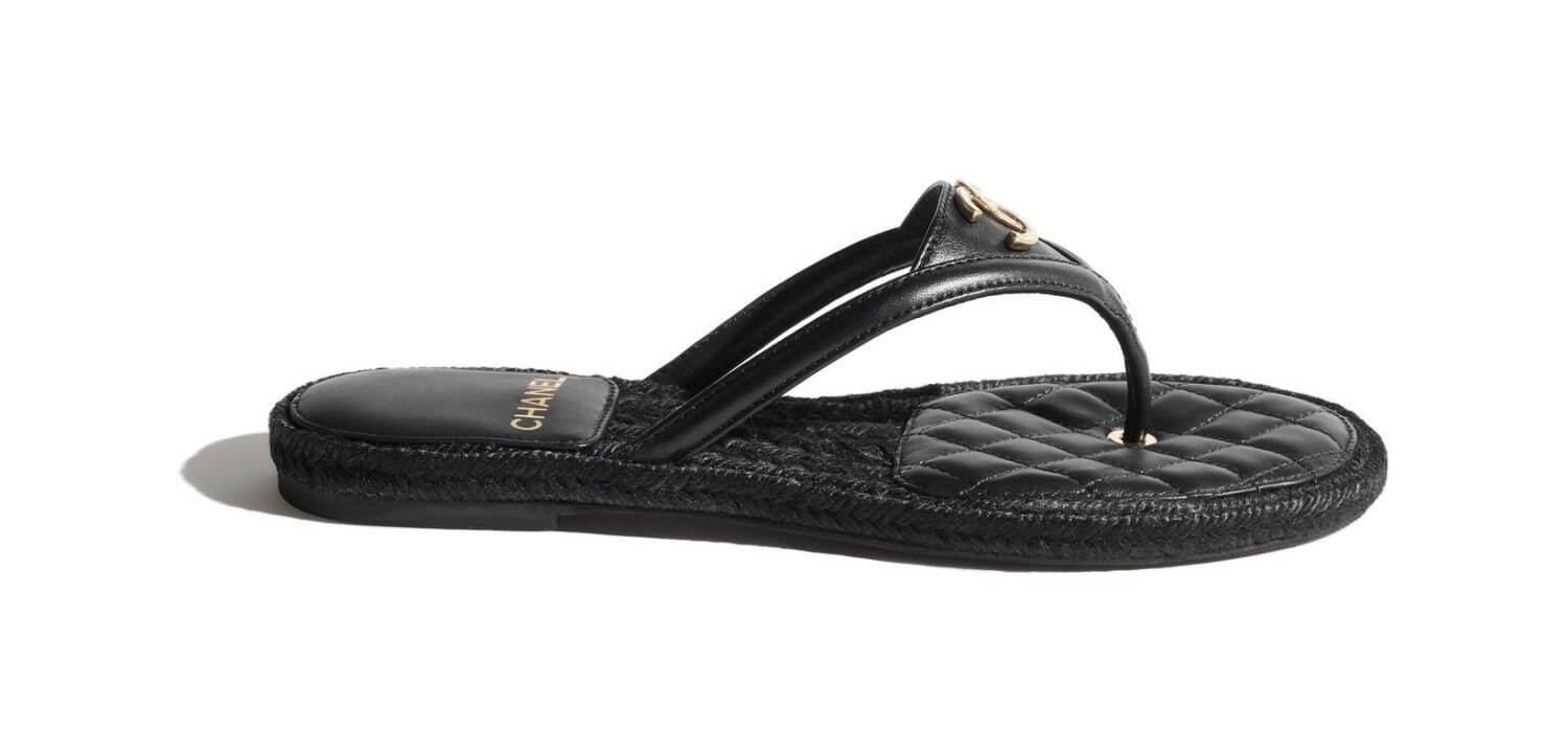 シャネル ココ ビーチ」マットブラックのストラップサンダルや“ダブルC