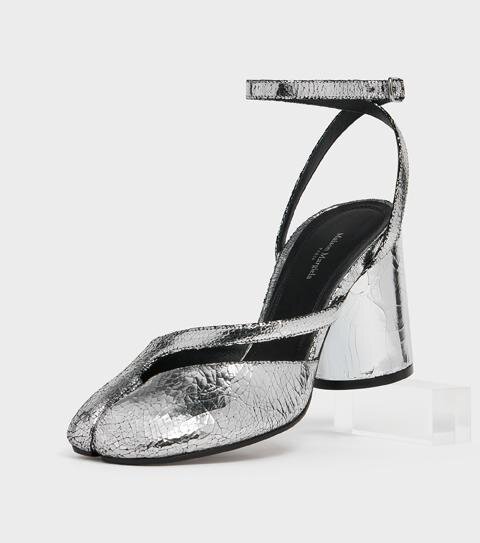 メゾン マルジェラ「タビ」シューズ、煌めくシルバーサンダル