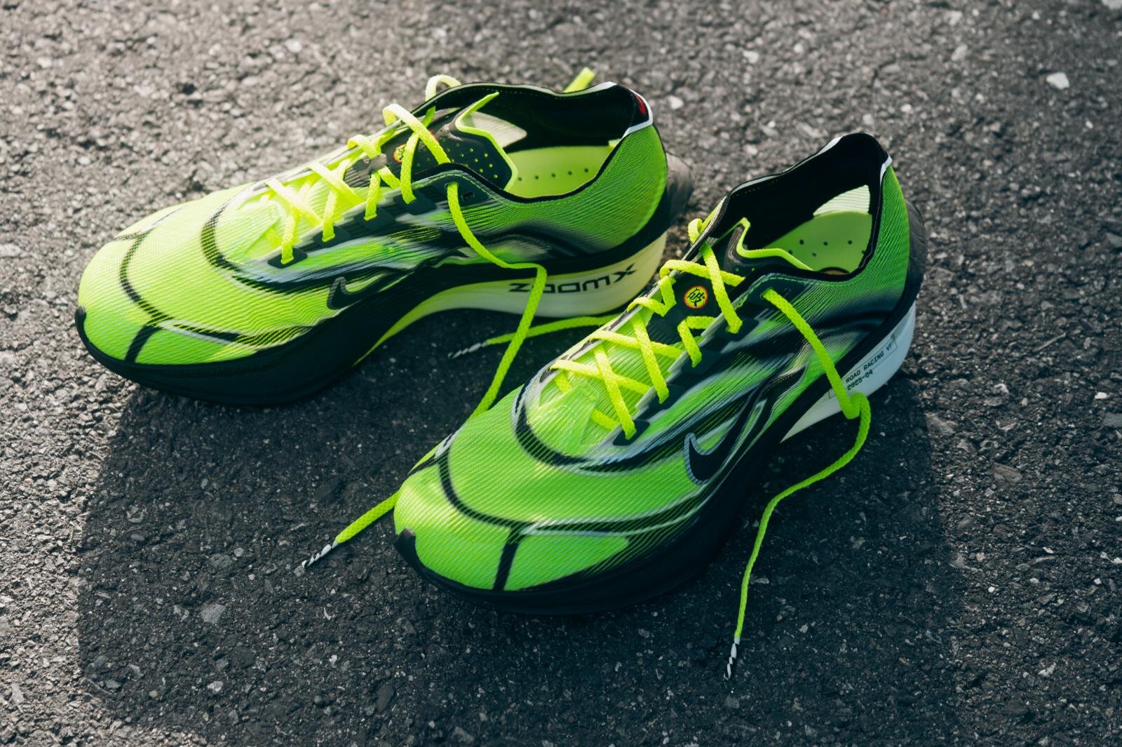 ナイキの”駅伝”着想ランニングシューズ、ライムグリーンの「アルファ