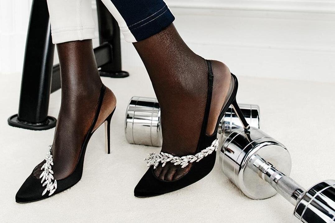 マノロ ブラニク23年秋冬シューズ、カラフルな花柄「メイセール