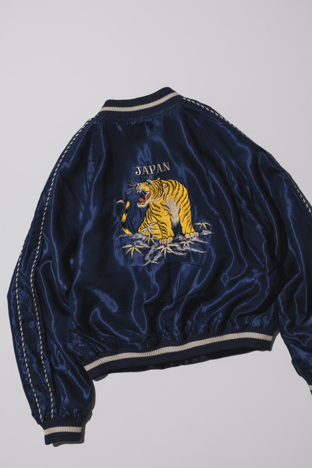 テーラー東洋×ビームス ボーイのスカジャン、背中の“虎”刺繍を50％縮小