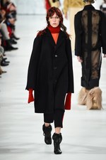 メゾン マルジェラから新作「タビ」シューズ登場、「赤」と「黒」で