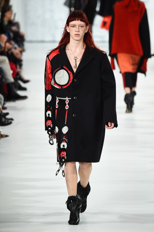 メゾン マルジェラから新作「タビ」シューズ登場、「赤」と「黒」で