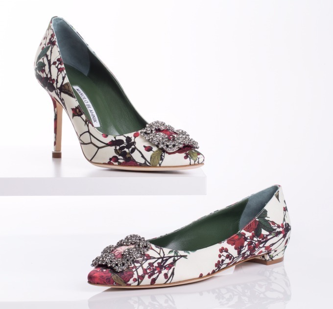 マノロ ブラニク初の日本限定「ハンギシ」上品なベルベットパンプスに