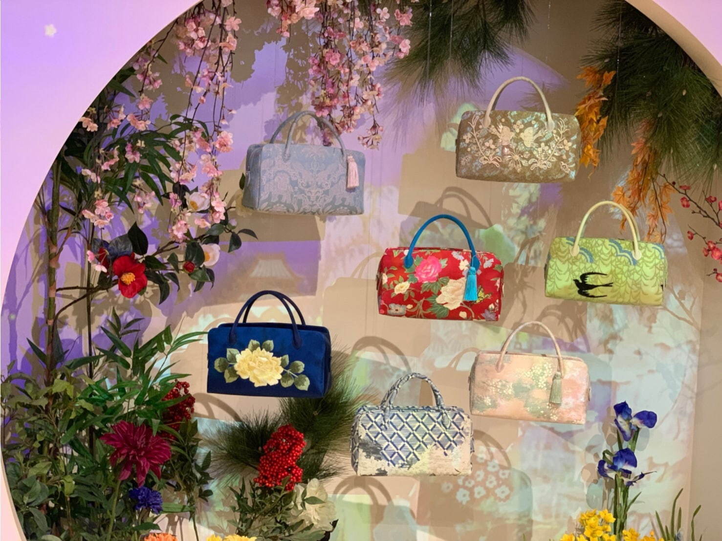 ケイタマルヤマの新作「利休バッグ」、アーカイブ地＆立体フラワー刺繍