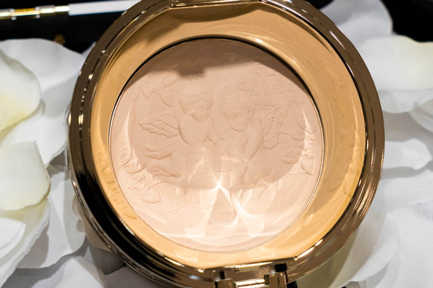 カネボウ化粧品 ミラノコレクション2020、煌めくステンドグラス×天使を