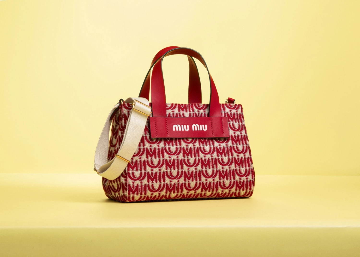 ミュウミュウの新作バッグが日本限定で、カラフルなフラワーブーケ＆新