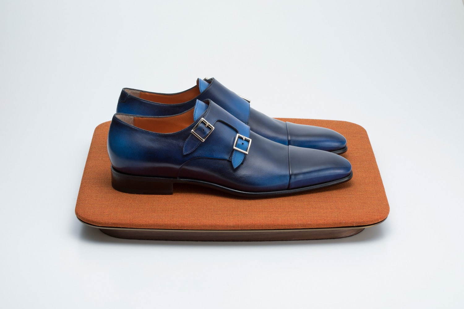 サントーニのブルー“グラデーション”を配したダブルバックルシューズ