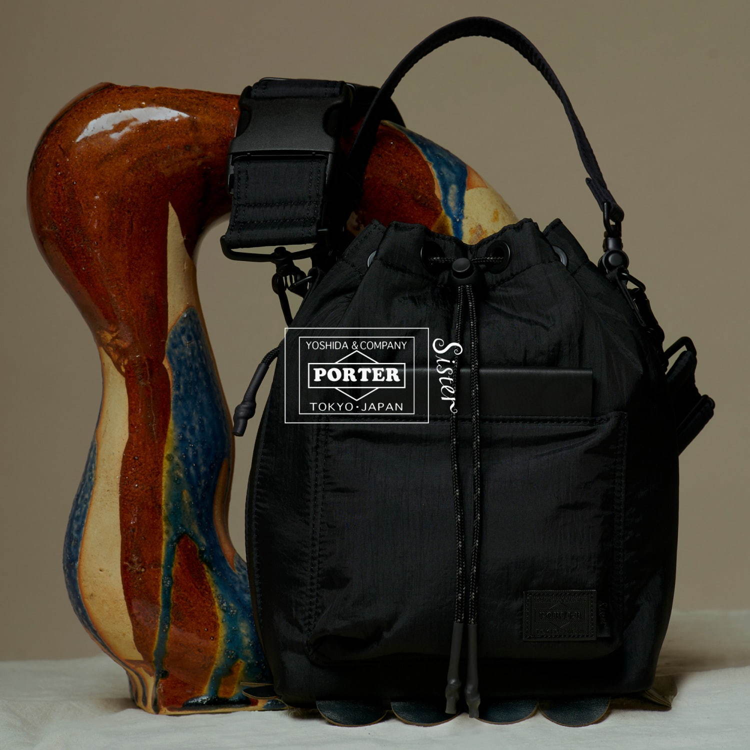 シスター×ポーターの2WAY巾着バッグ、光沢＆シワ感のあるオール