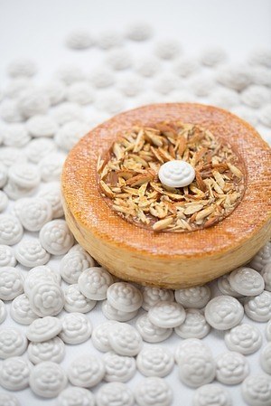 ベージュ アラン・デュカス 東京の「ガレット・デ・ロワ」シャネルの