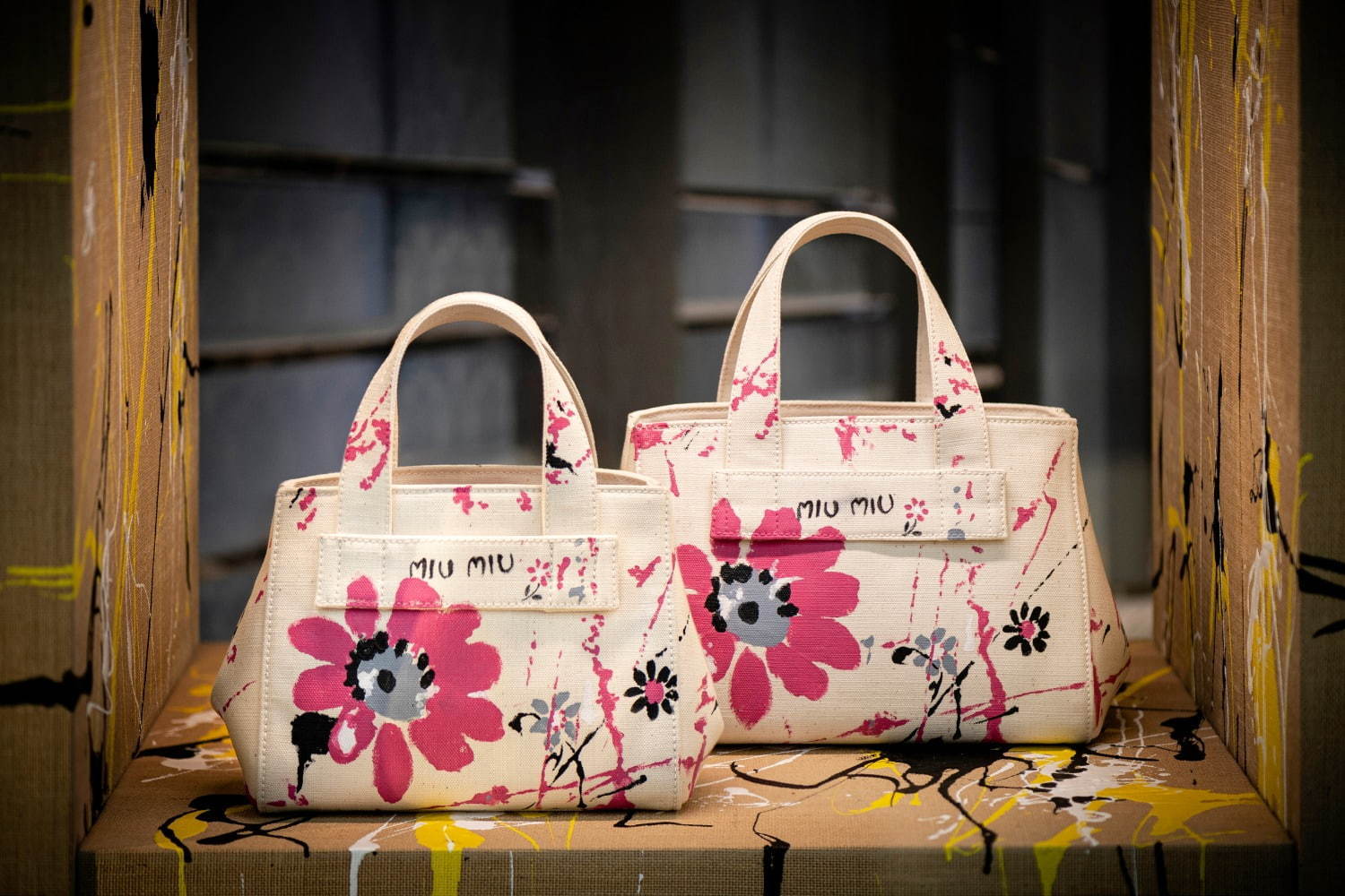 ミュウミュウから新作“花柄”ハンドバッグや初のステーショナリー