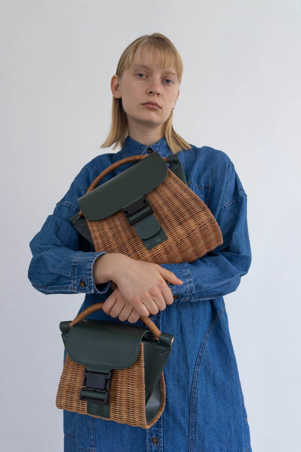 ズッカ新作バックルバッグ、ラタン×レザーの上品な“かごバッグ