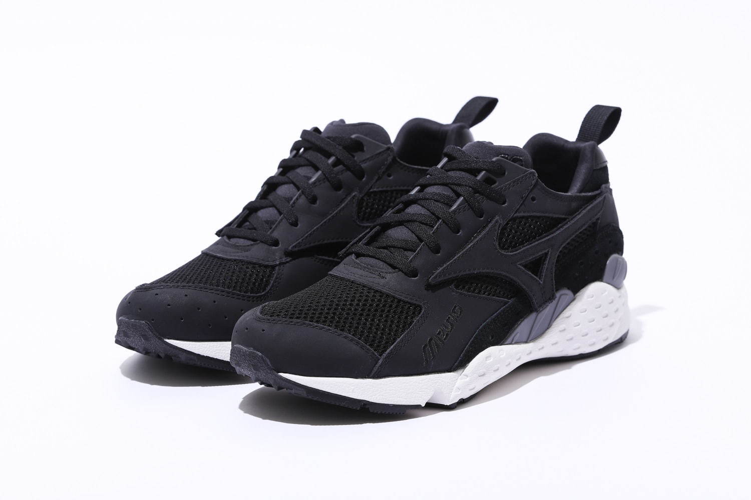 ミズノ“ももクロメンバーカラー”ロゴにカスタム可能なスニーカー、田中