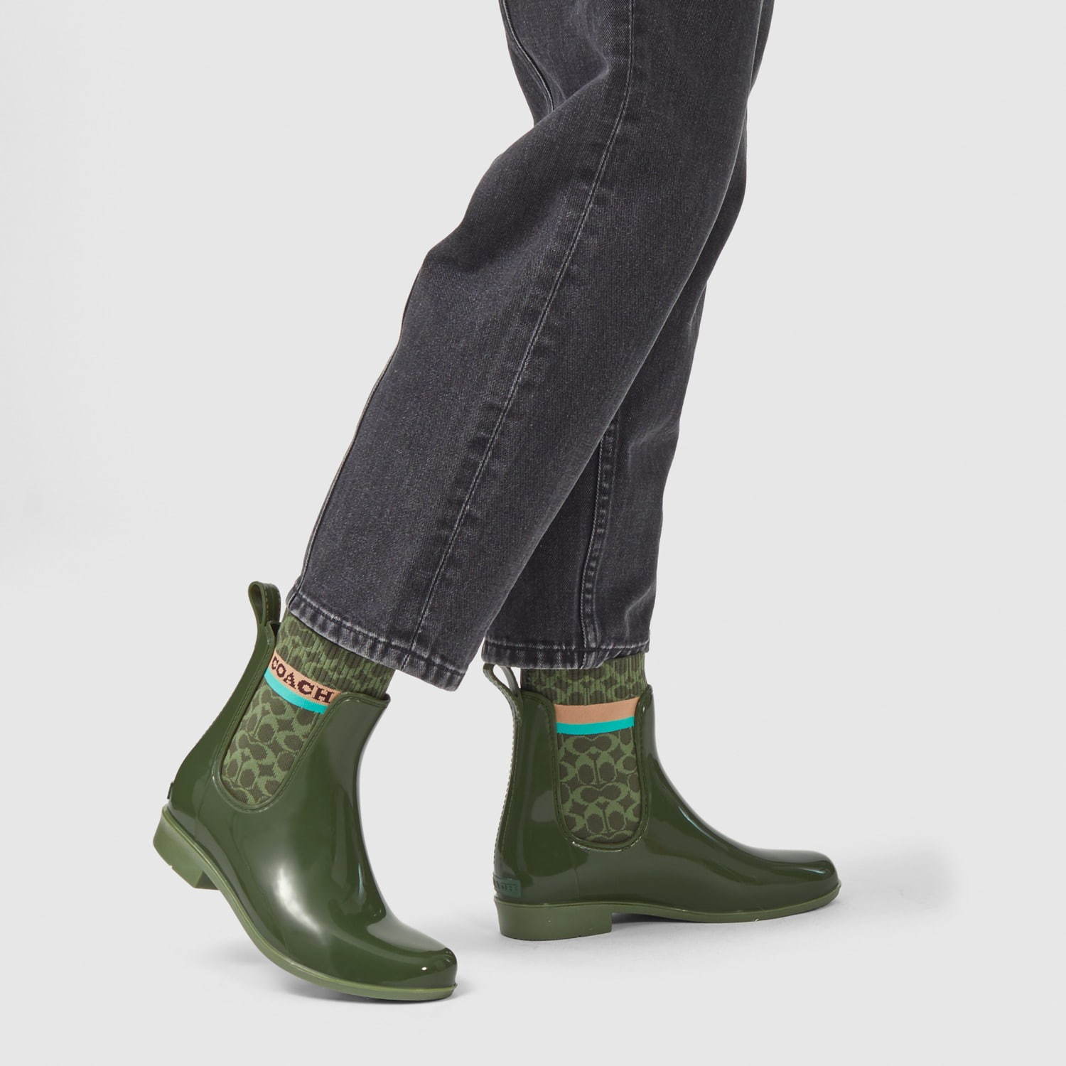 コーチ“雨の日もおしゃれにみせる”新レインブーツ、サイドゴアに