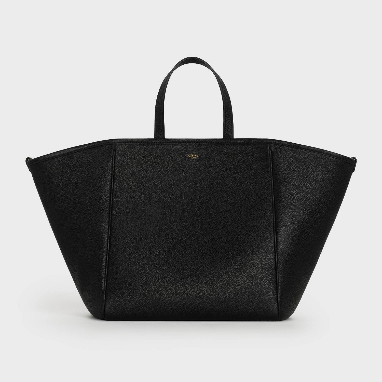 セリーヌの新作バッグ「フォールディッド カバ」2つのシェイプを